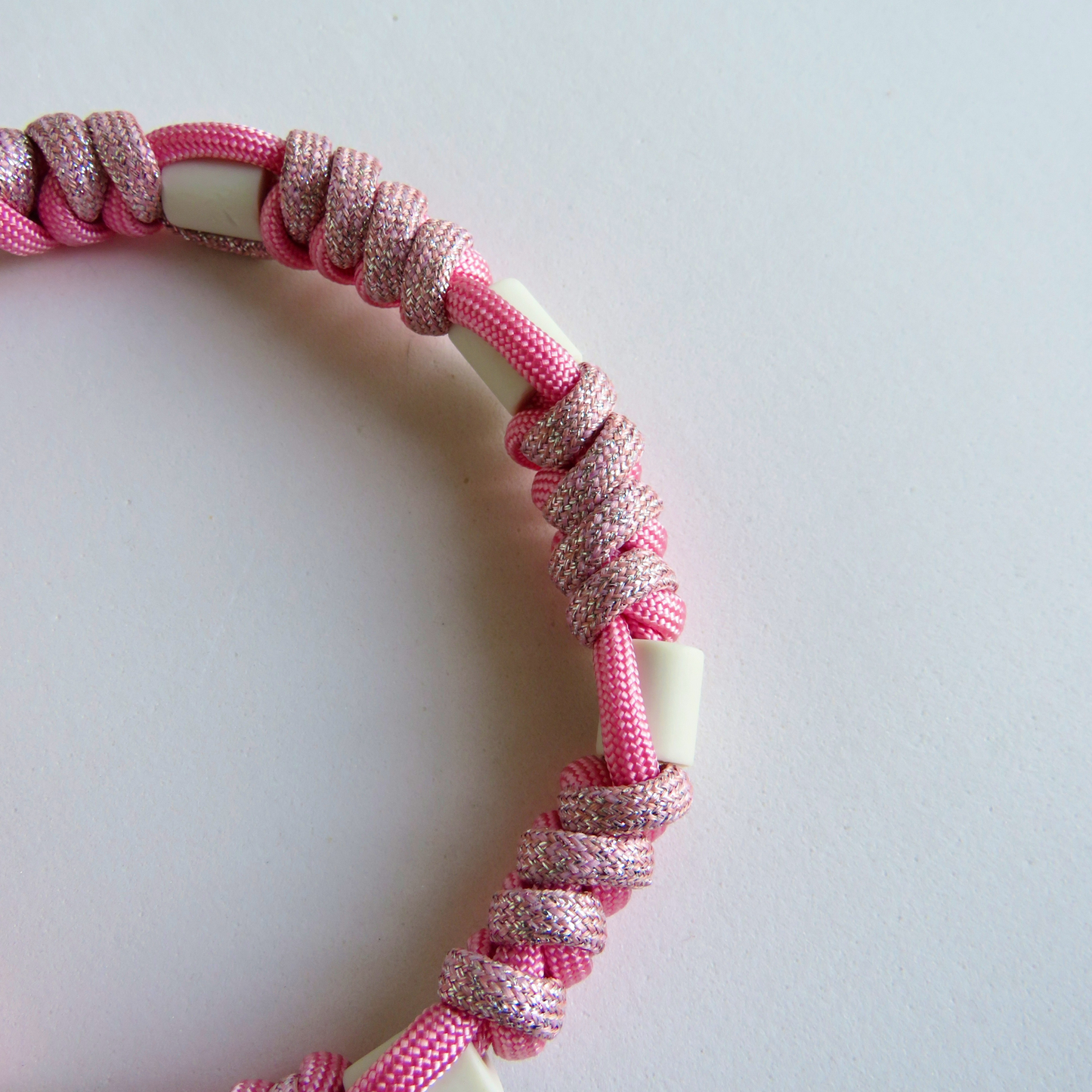 Colar Repelente Paracord Glitter Rosa