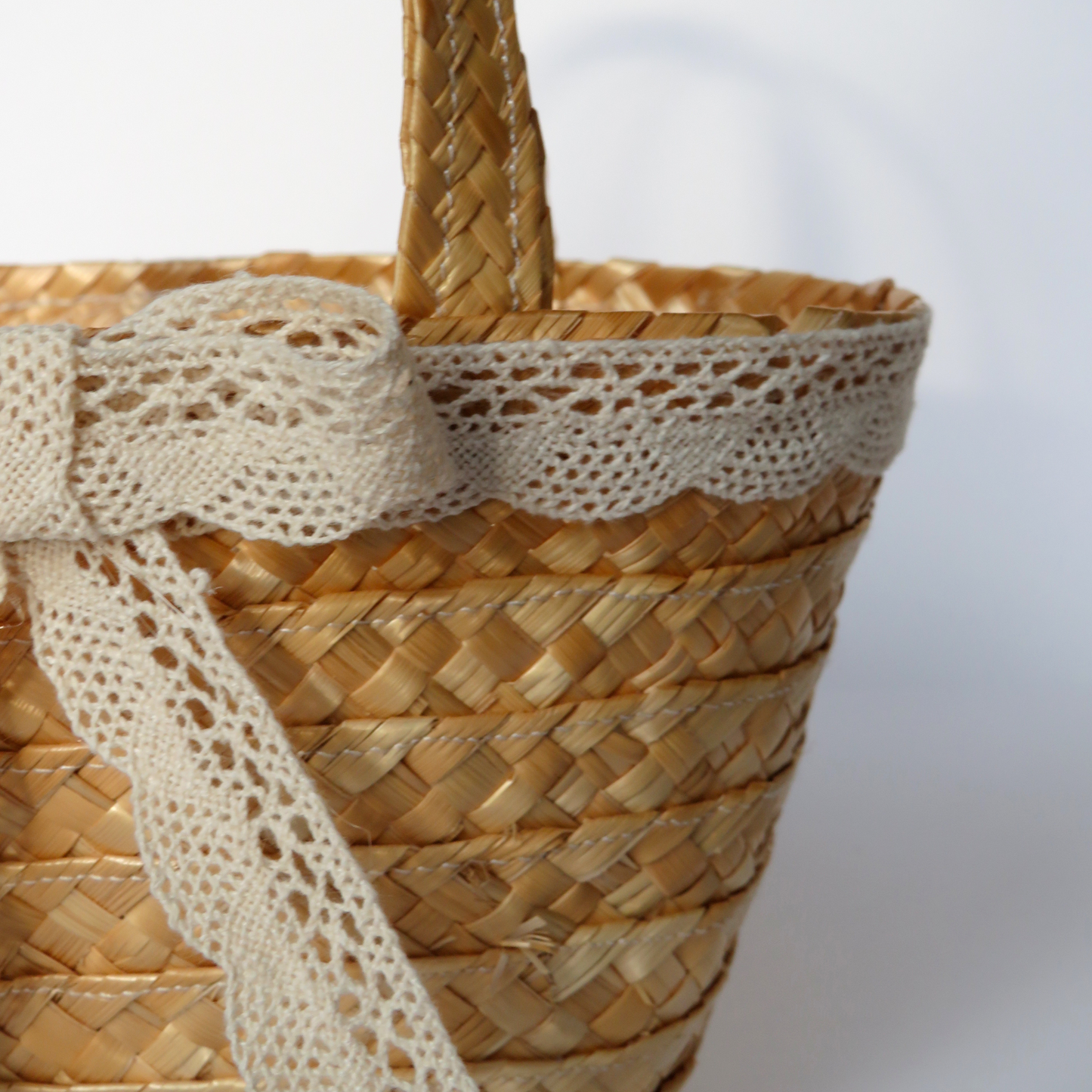 Cesta de Vime com Renda com Laço