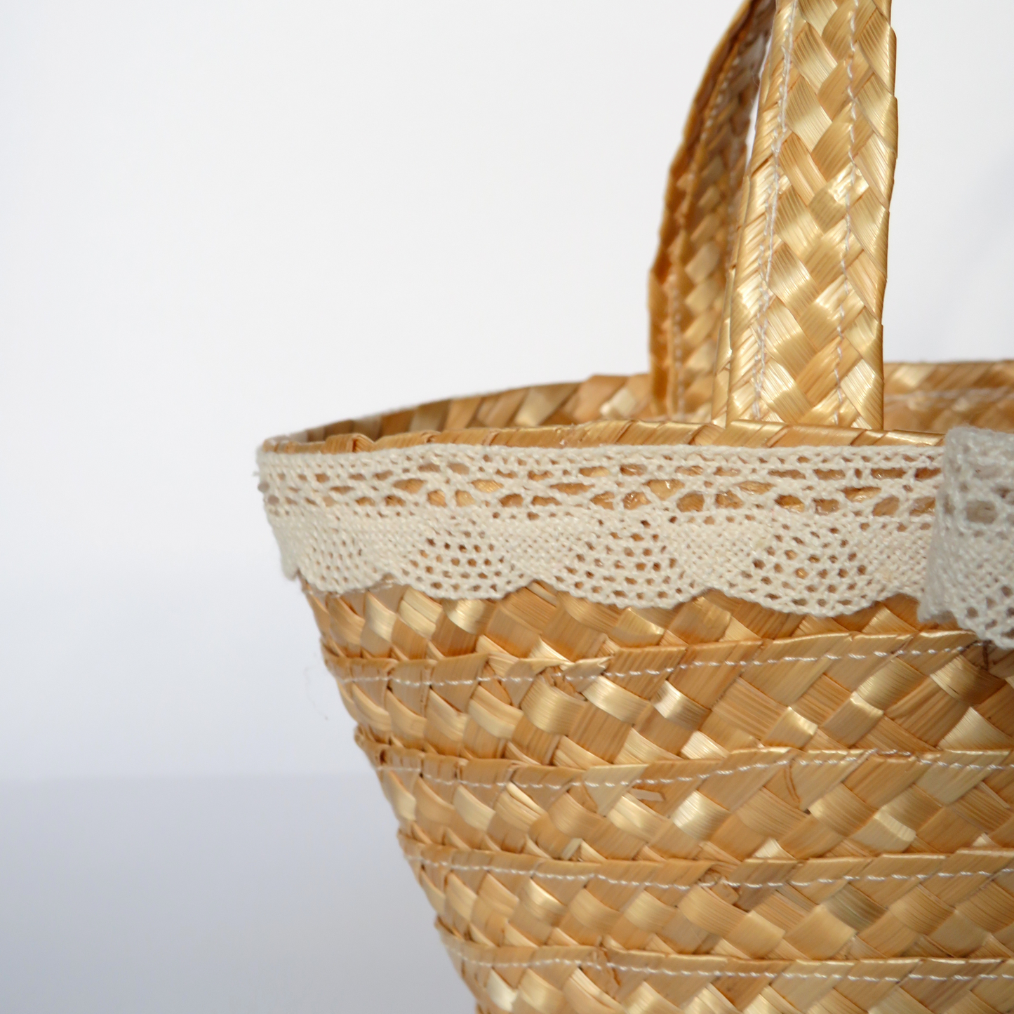 Cesta de Vime com Renda com Laço