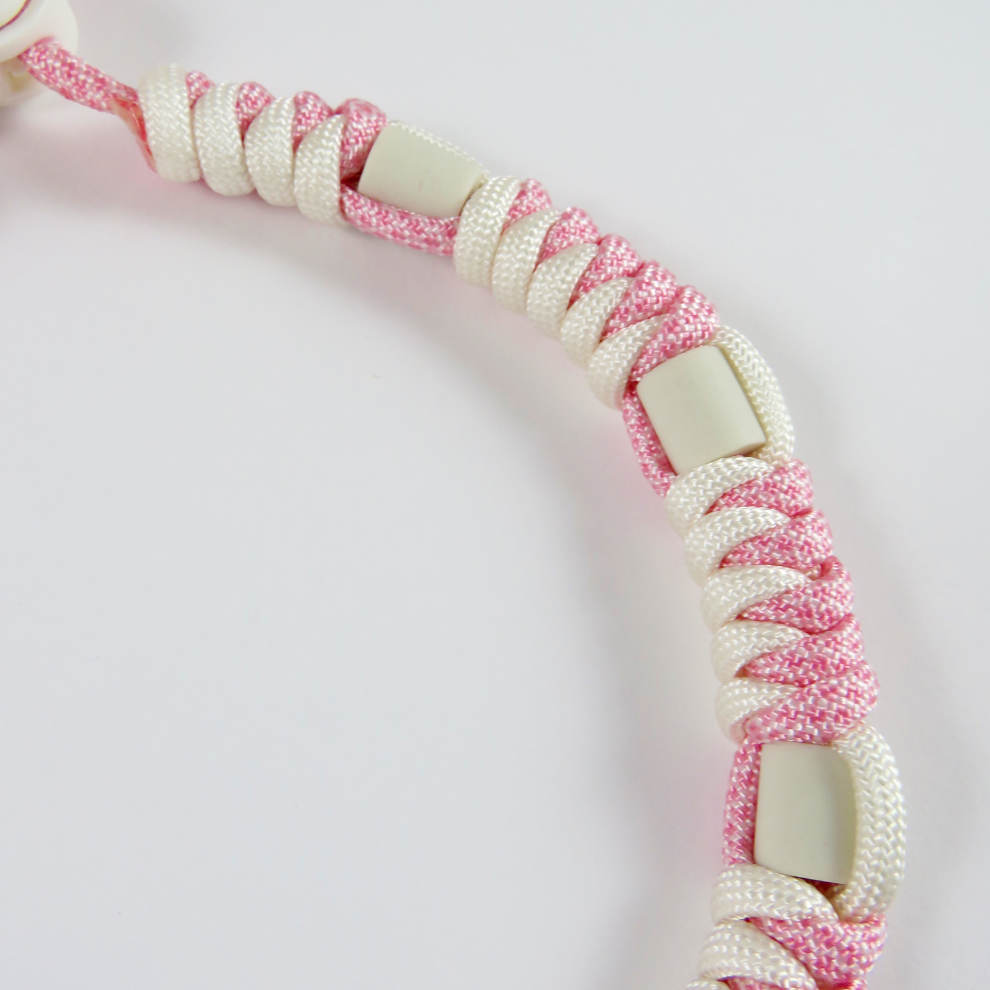 Colar Repelente Paracord Rosa e Branco