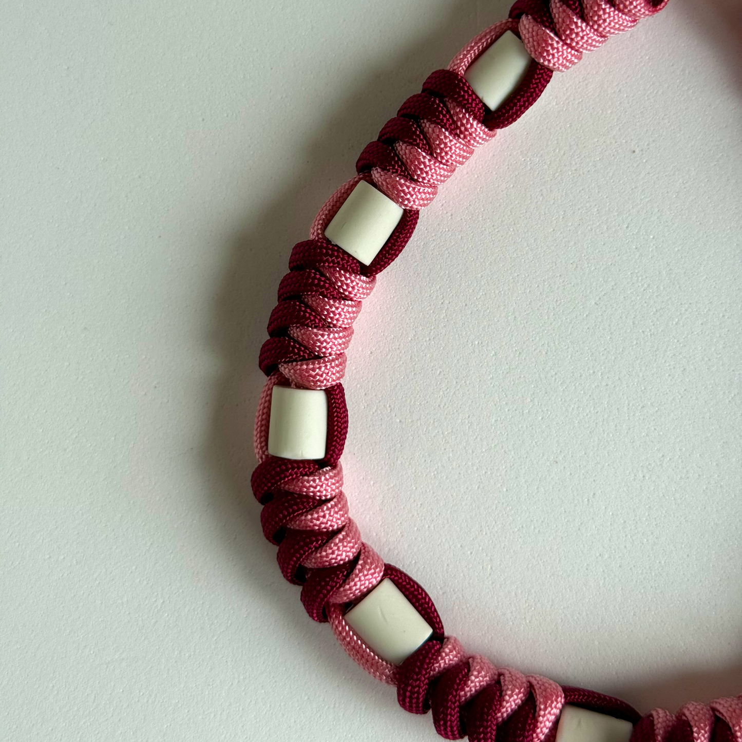Colar Repelente Paracord Bordeaux e Rosa
