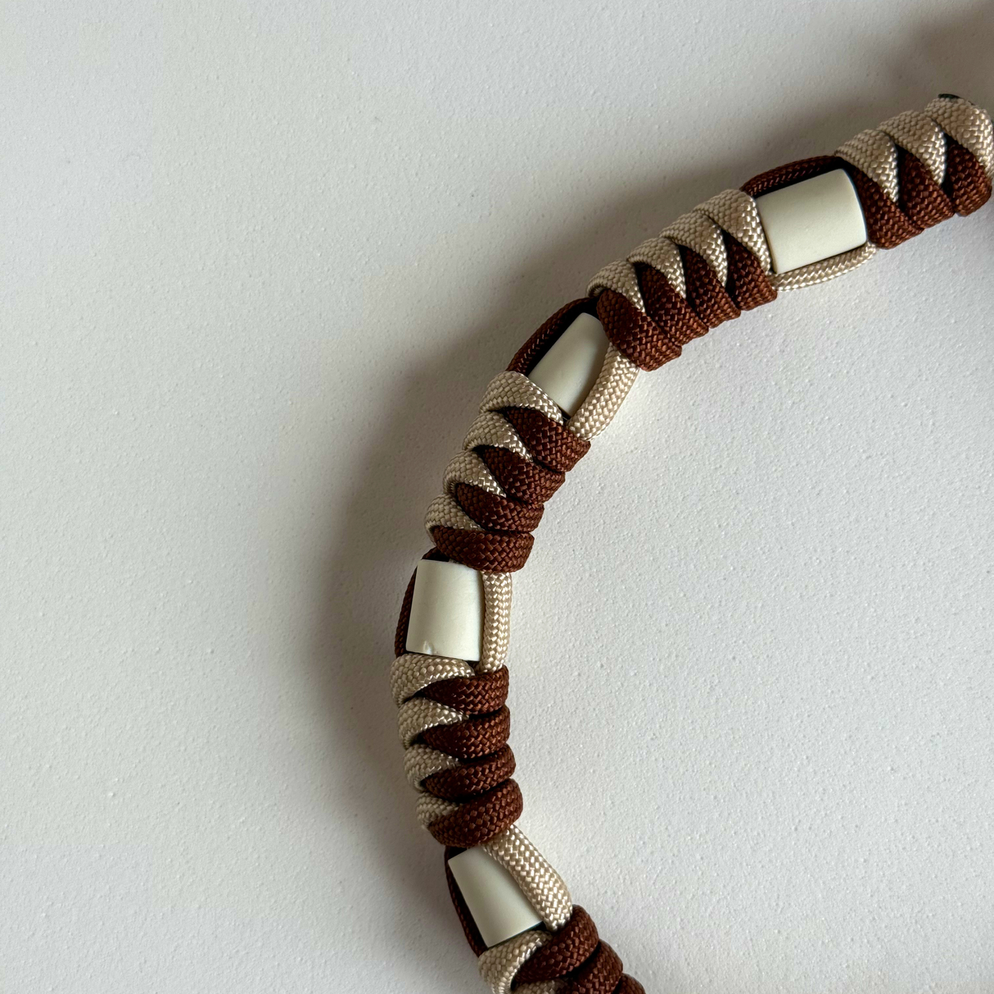 Colar Repelente Paracord Castanho