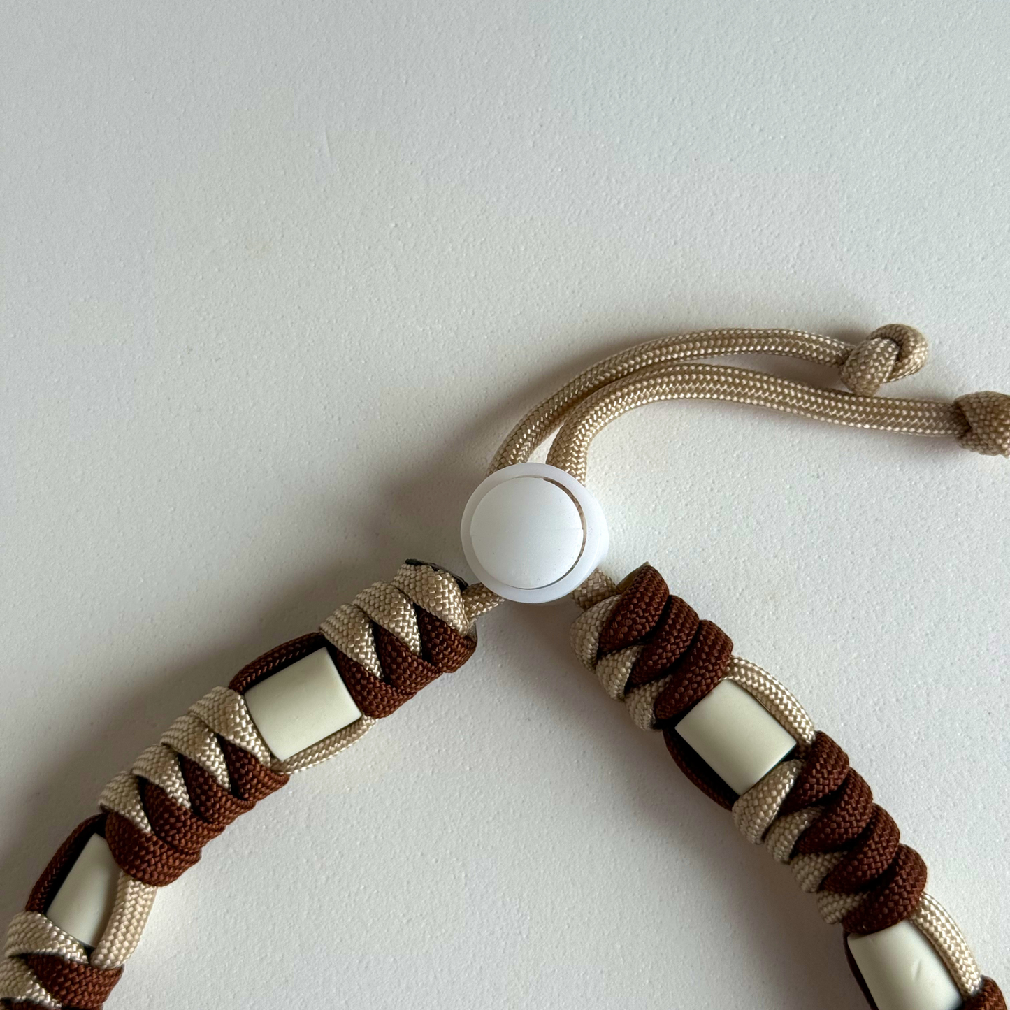 Colar Repelente Paracord Castanho