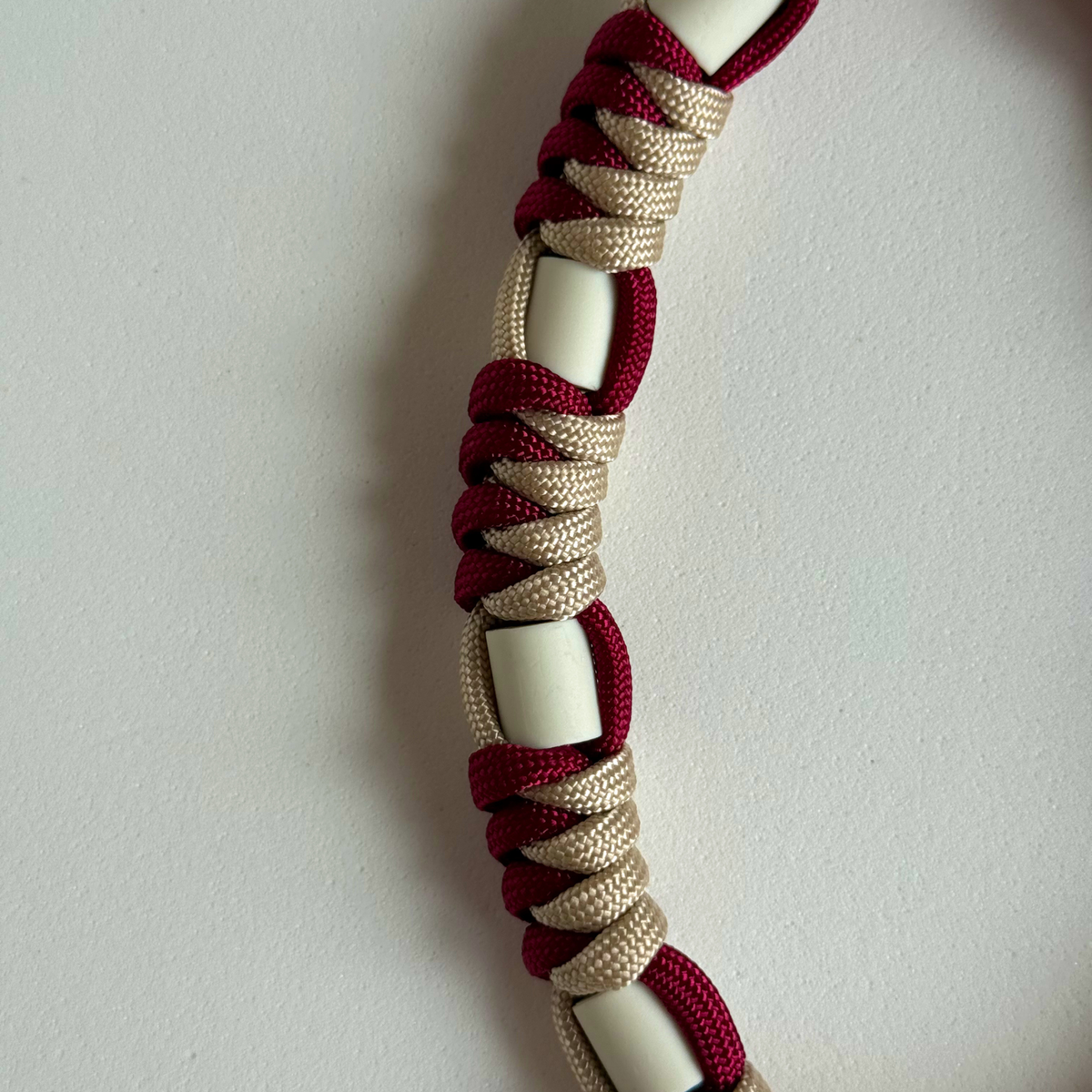 Colar Repelente Paracord Bordeaux e Bege