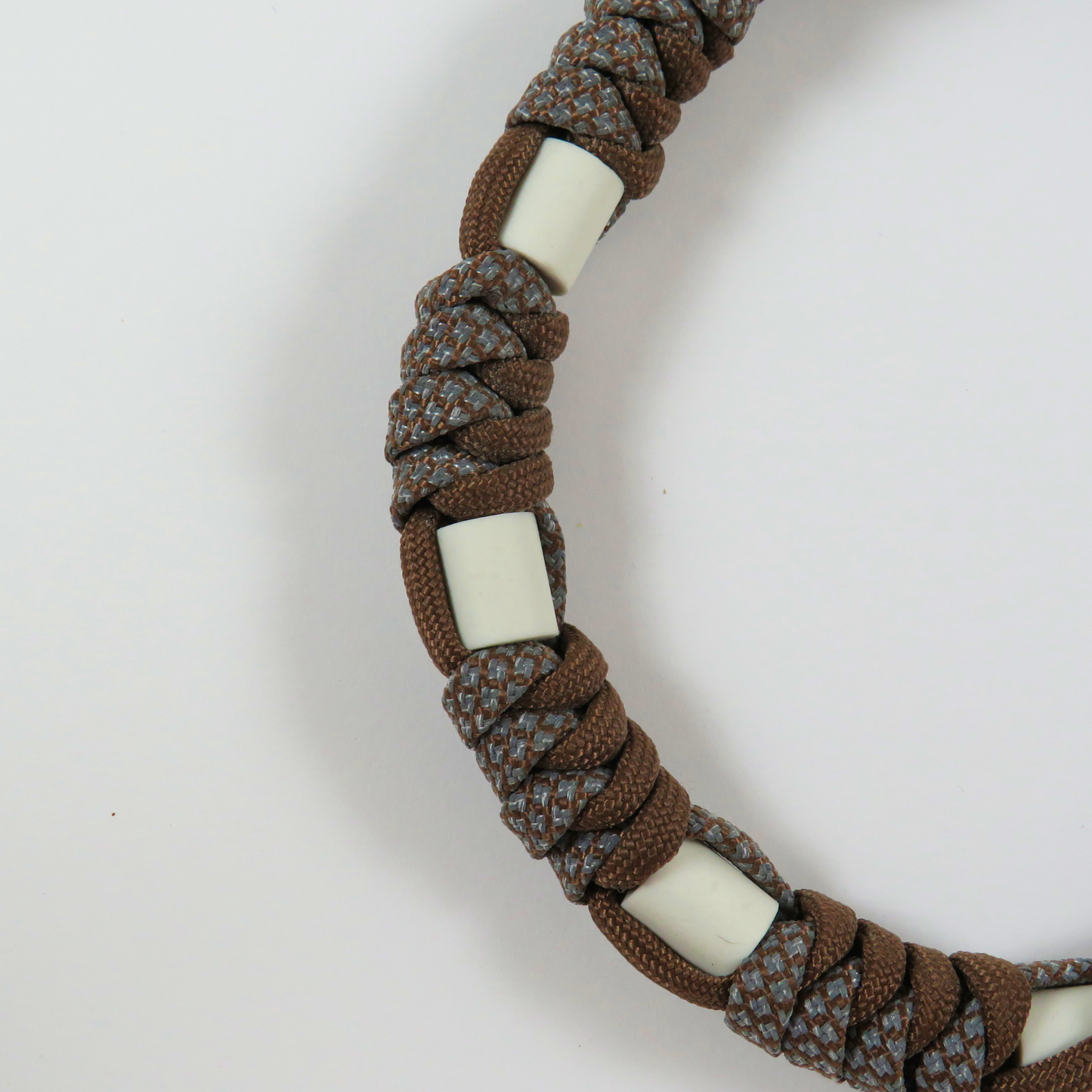 Colar Refletor Repelente Castanho