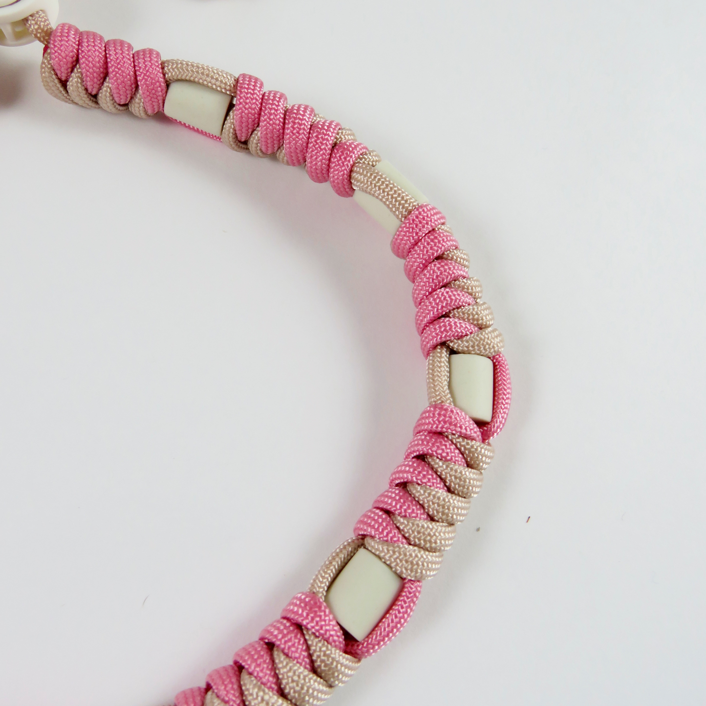 Colar Repelente Paracord Rosa e Bege