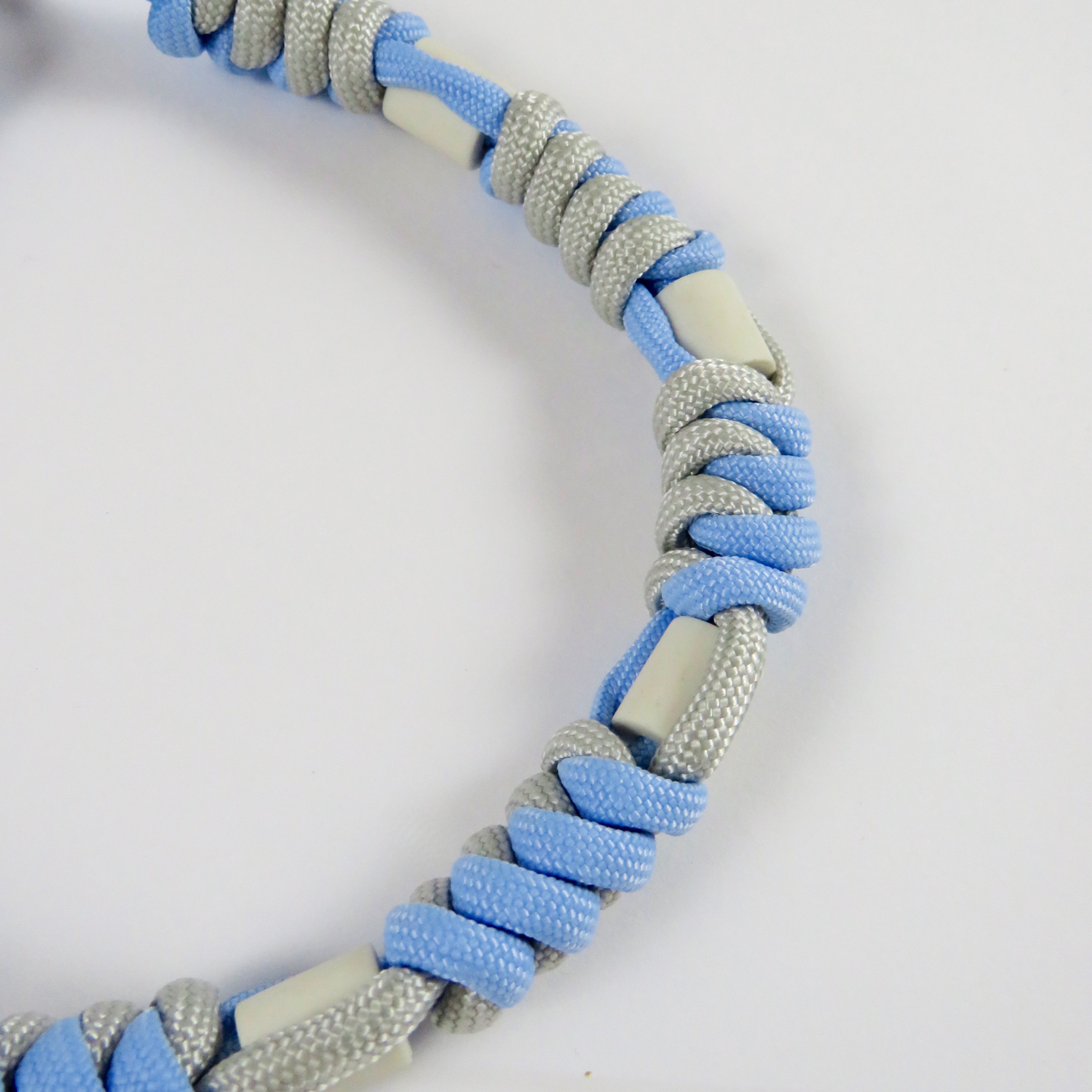 Collar repelente de paracord azul bebé