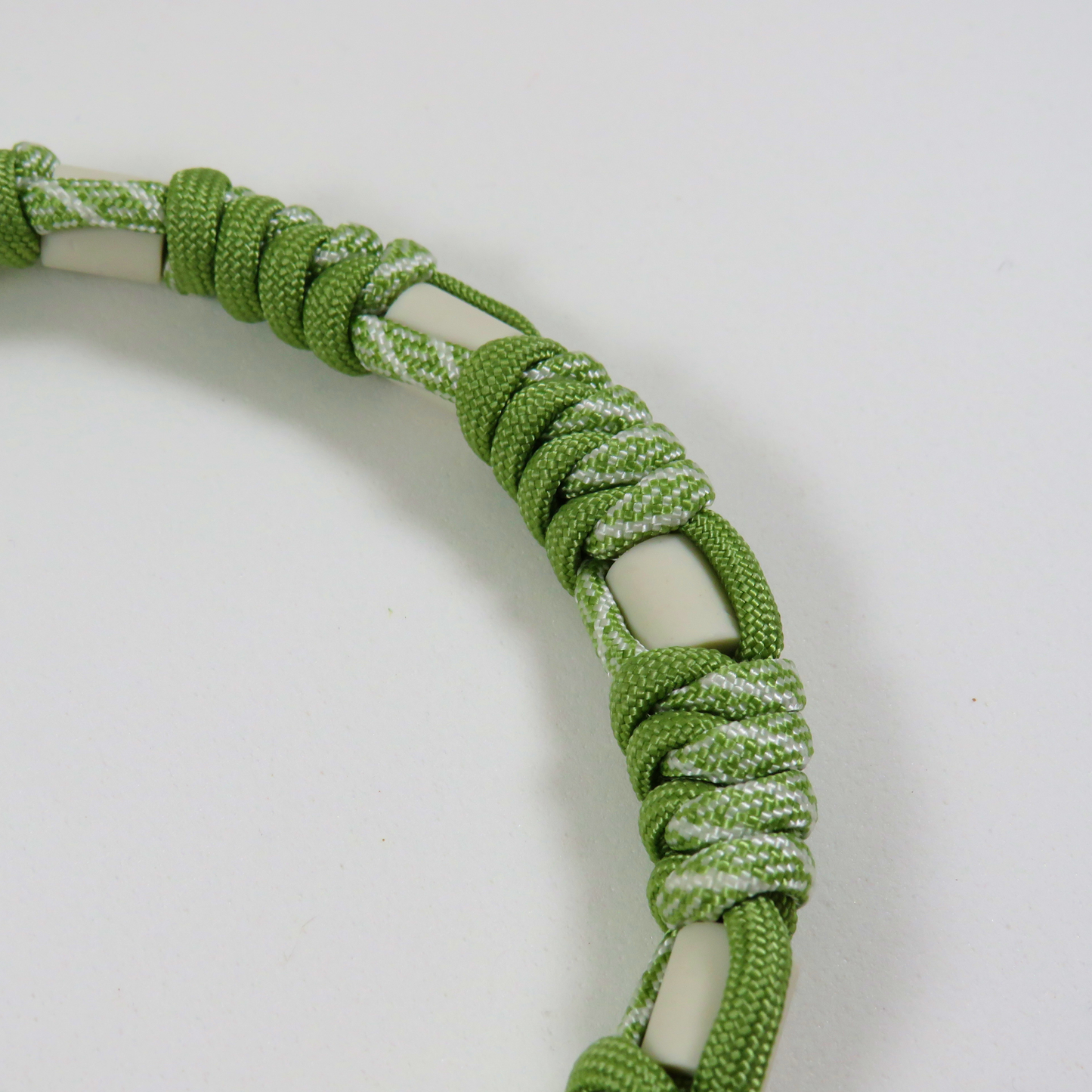 Colar Repelente Paracord Verde e Branco