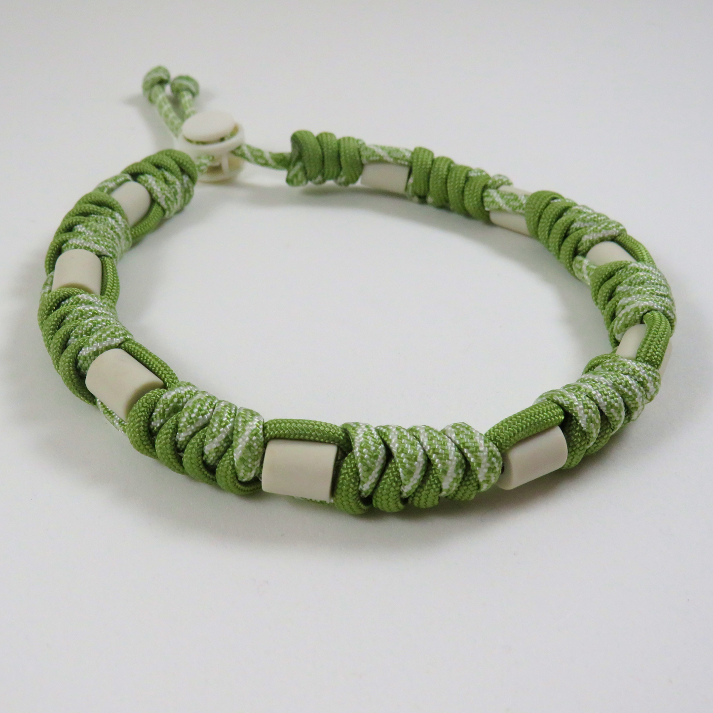 Colar Repelente Paracord Verde e Branco